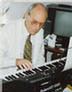 Miniatura: foto di Tommaso Mazzoni al pianoforte