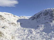 Sisu: montagna innevata